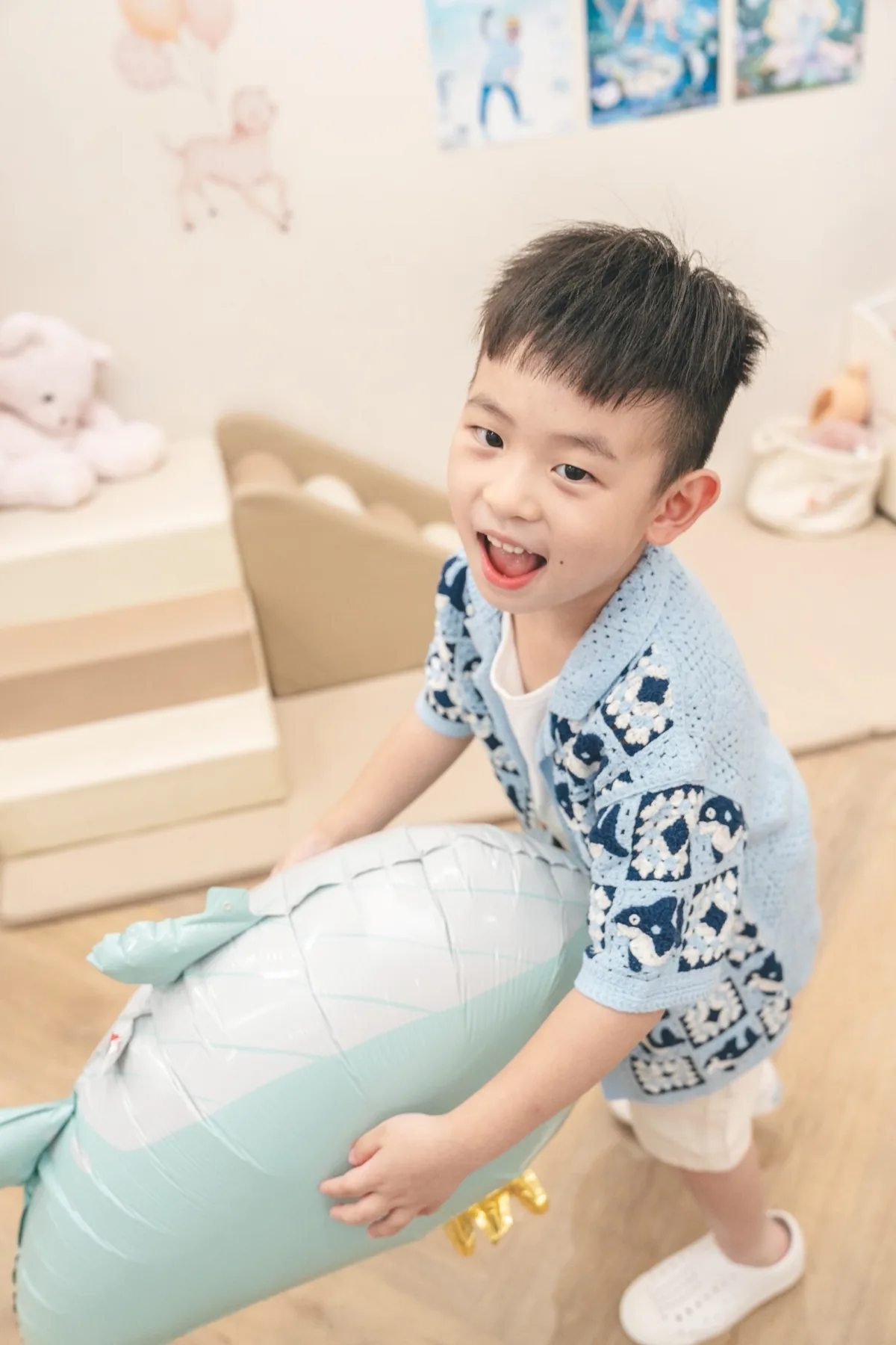 孩童與氣球互動