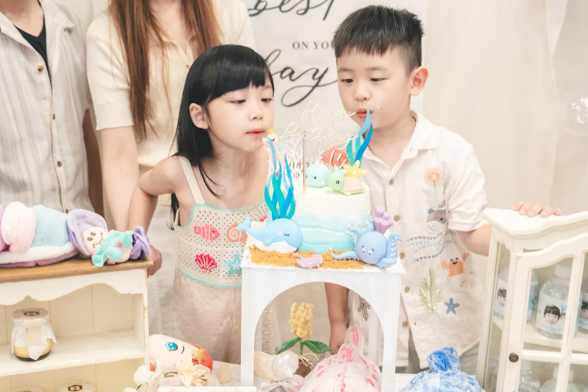 高雄萊恩咖啡兒童海洋生日派對一起吹生日蛋糕蠟燭