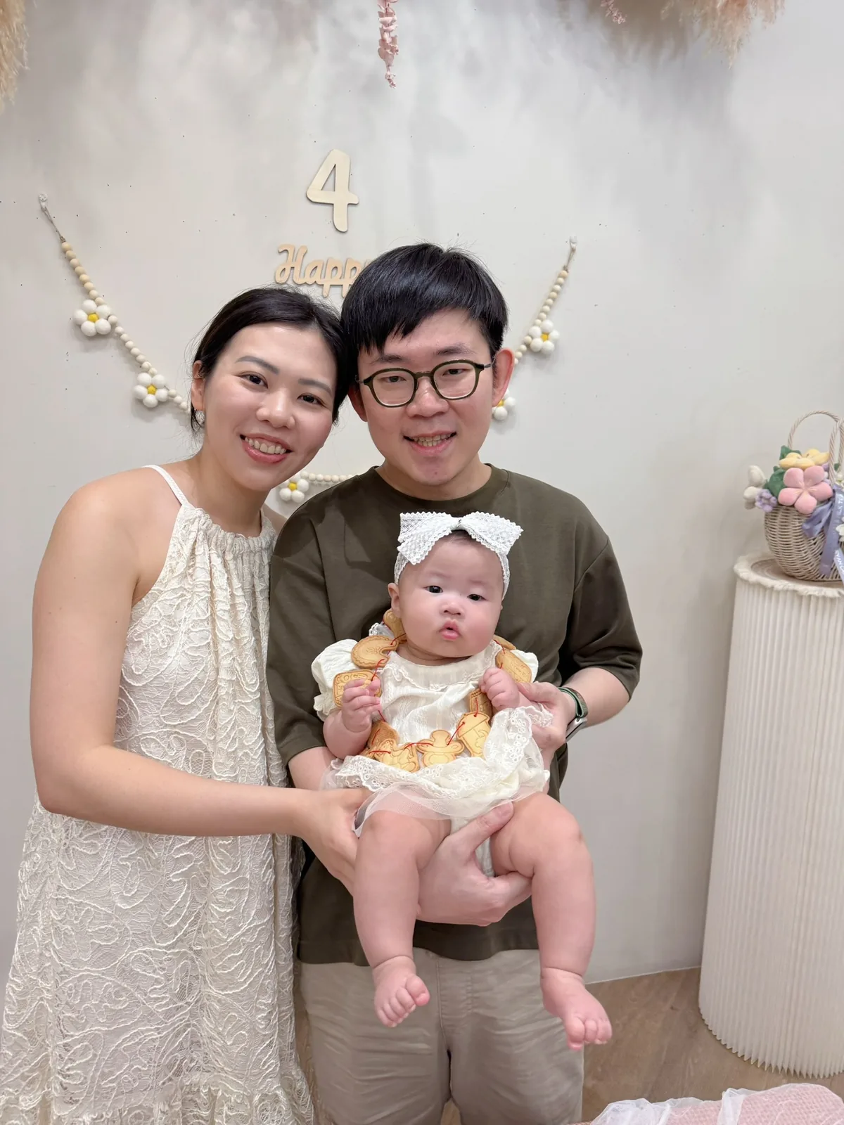 高雄收涎派對爸媽抱著配戴收涎餅乾的四個月寶寶合照